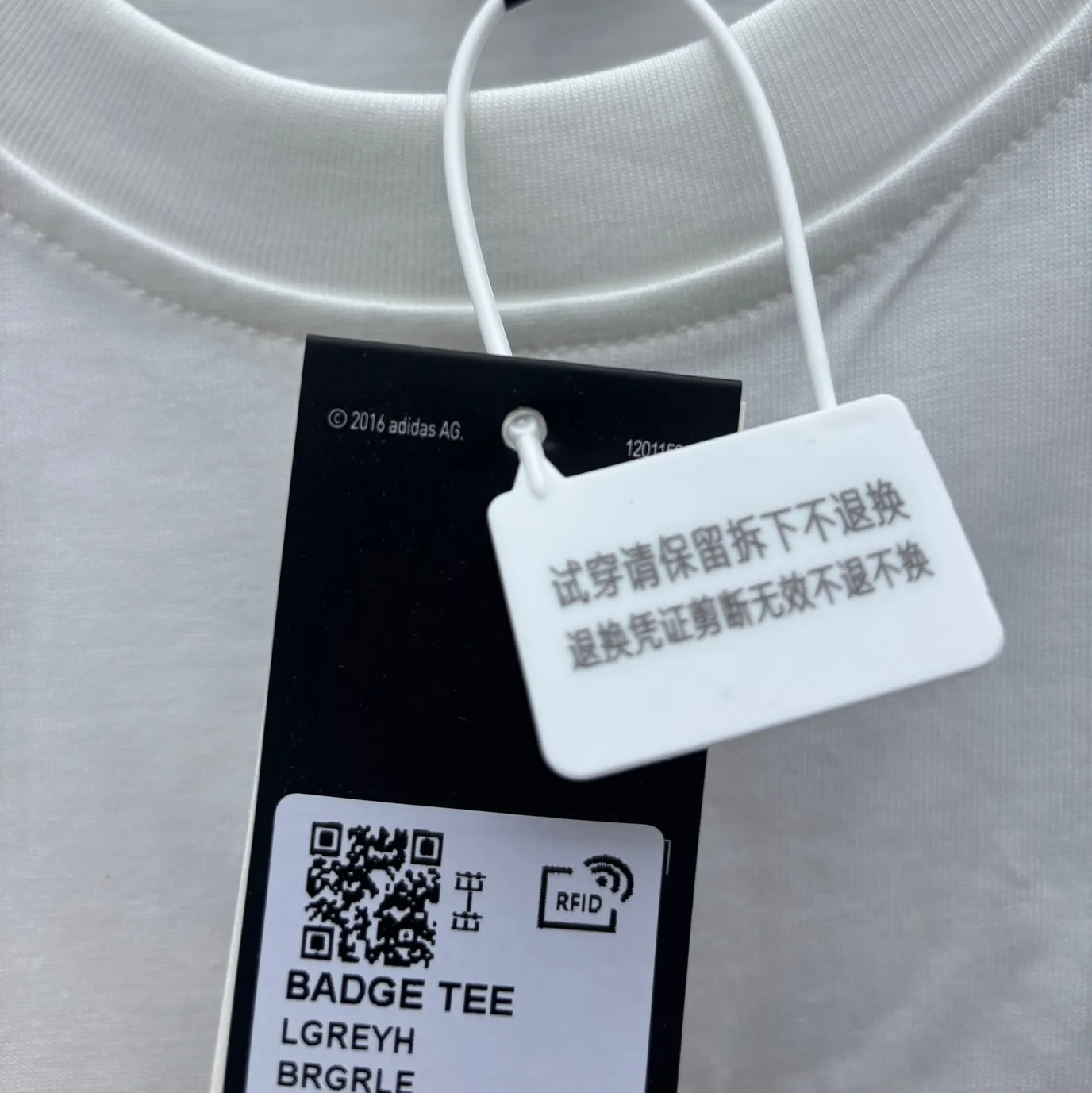 Top version 📝𝟬𝟱𝟰𝟰𝟴#Exclusive real shot/difference between various stolen pictures and online picture versions on the market [𝗮𝗱𝗶𝗱𝗮𝘀 𝗕𝗔𝗗𝗚𝗘 𝗢𝗙 𝗦𝗣𝗢𝗥𝗧 Brand 𝗹𝗼𝗴𝗼 Letter Round Neck Breathable Striped Raglan Short Sleeve 𝗧 Shirt ❤️Same Style for Men and Women】Precision embroidery of Adidas logo on the chest, ironing on the inside, no tying, restoring the original version❤️ ✅Full set of 1:1 customized accessories ➕Customized three-label ➕𝗬𝘂𝗮𝗻 version hangtag ➕𝗹𝗼𝗴𝗼 packaging bag🔥 ➕Scan the QR code of the hangtag to enter the official website. ✅Top version, ins Xiaohongshu has many bloggers wearing it. Adidas’ absolute Hot Sale star Same Style details are online, feel free to compare! Classic embroidery on the chest, fixed color and classic three-bar stripes, Classic will never go out of style! Versatile is not picky, the original model is perfect for the upper body, so buy it with your eyes closed! "Self-view of quality control with real photos of store owner's details" What you see is what you get # Full text real photos 📷 Never save a penny of cost! ! ! ⭕The high version of the best products🐮is different from the junk products in the market🗯️The same picture but different prices means different versions. ❌Don’t be fooled by the same copywriters and pirated pictures from outside that mix and distribute high-luxury pictures at low prices. After comparing the quality, you will know where the gap is. Don’t lie. I don’t guarantee that my products are the cheapest, but I definitely guarantee that they are worth every penny of your hard-earned money! ‼ ️We don’t slash prices or lower prices, we supply products with heart and only make high-end versions!!! Breasts Jimei must see the details of my home clearly, the pictures of my home are all taken by the owner himself❤️ Color: White Sizes: S-XL